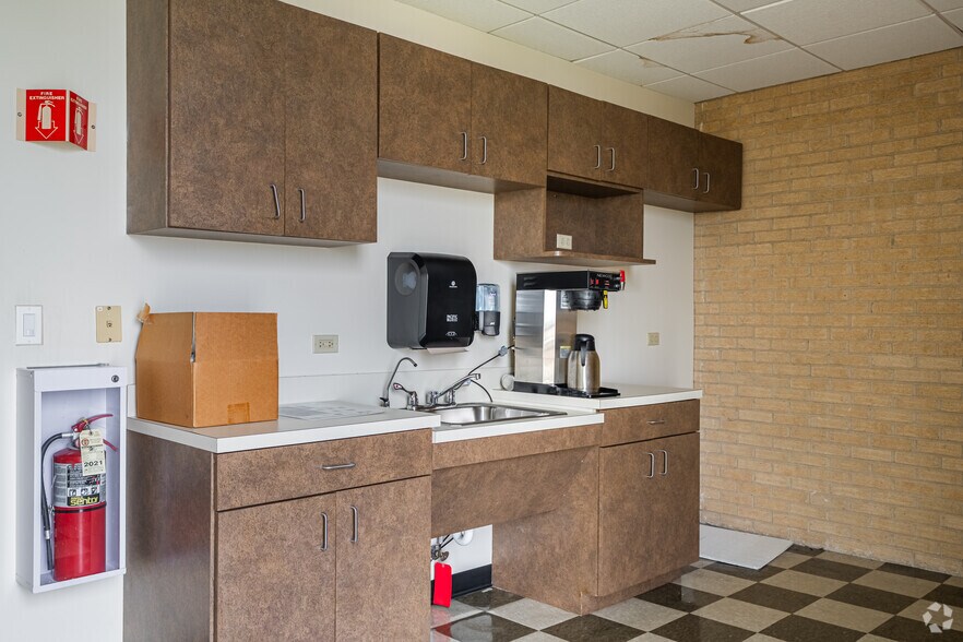 More Photos Of 17926 S Halsted St, Homewood Office For Sale