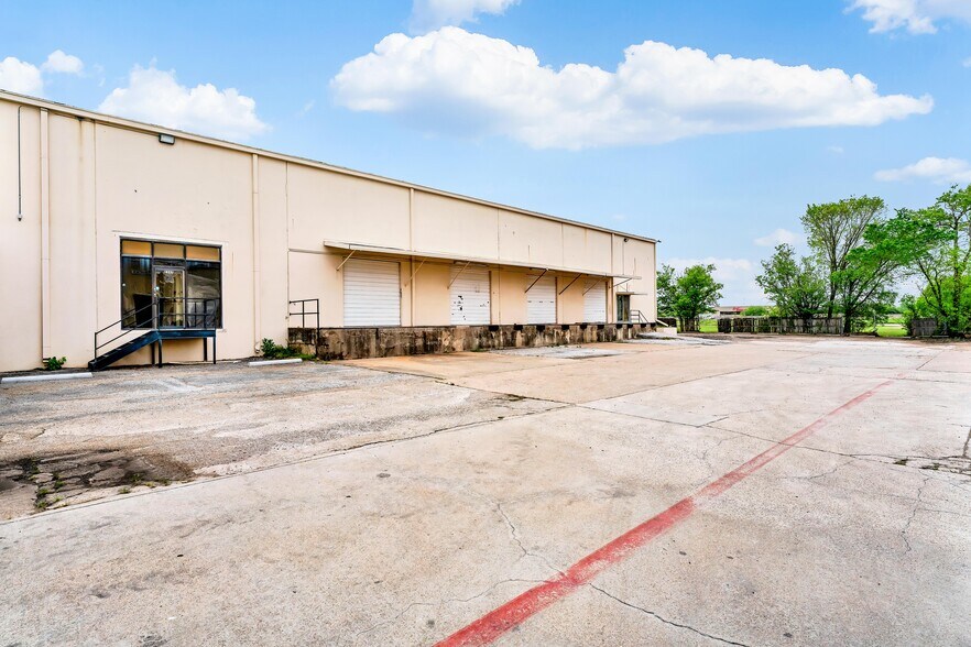 More Photos Of 2355 Pecan Ct, Haltom City Unknown For Lease