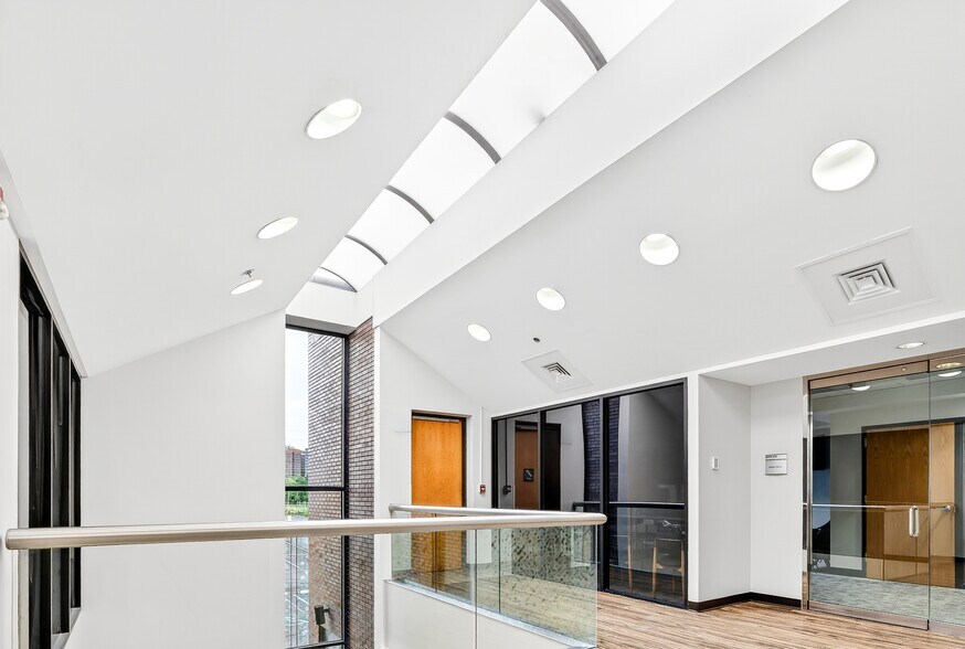 More Photos Of 8888 Ladue Rd, Ladue Medical For Lease