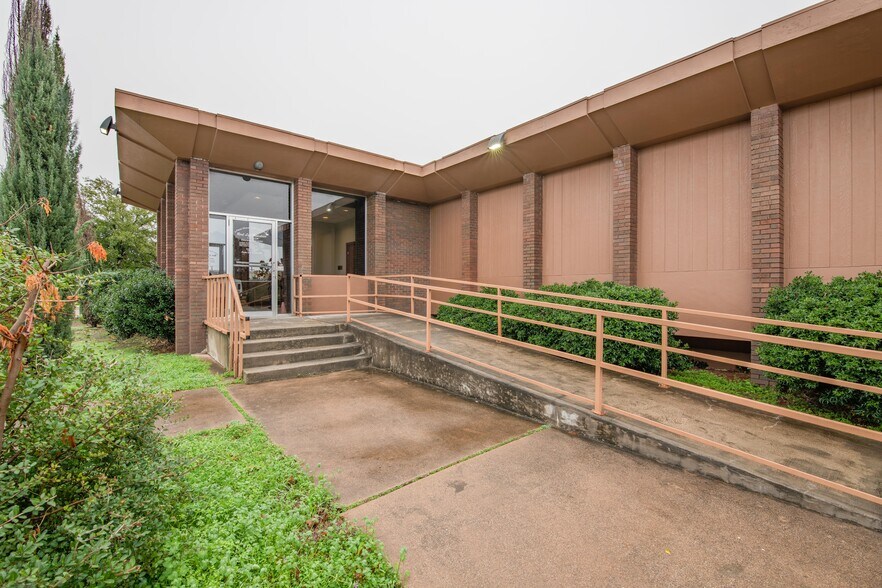 More Photos Of 1717 W Euless Blvd, Euless Office For Sale