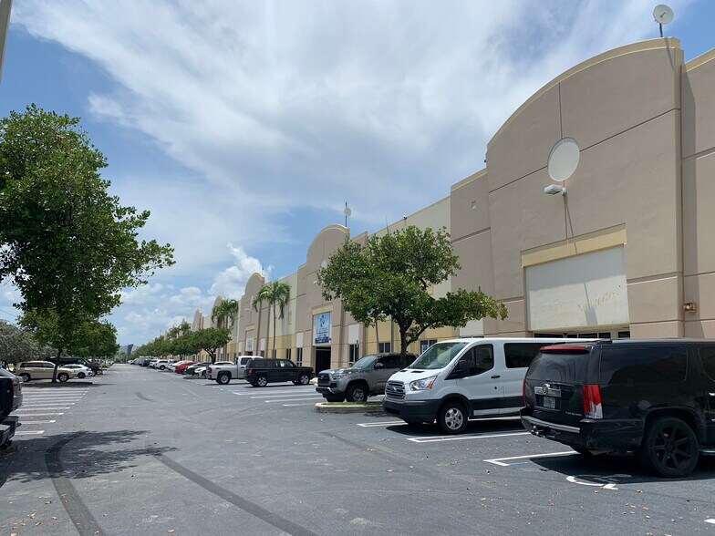 More Photos Of 10811-11199 NW 122nd St, Medley Warehouse For Lease