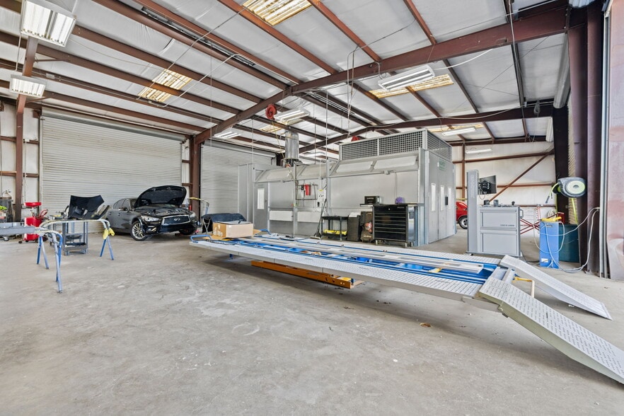 More Photos Of 2214 N Frazier St, Conroe Auto Repair For Sale