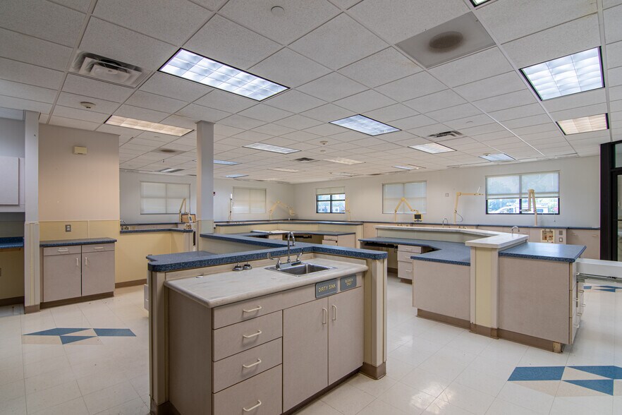 More Photos Of 201 W 5th St, Bonham Medical For Lease