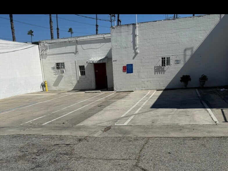 More Photos Of 5799 Washington Blvd, Culver City Showroom For Lease