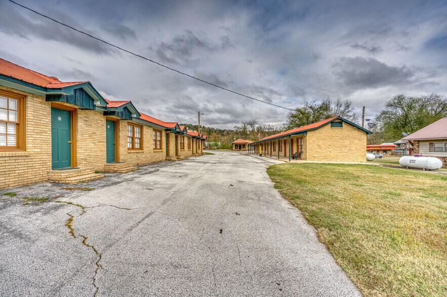 More Photos Of 208 Court St, Jasper Hotel For Sale