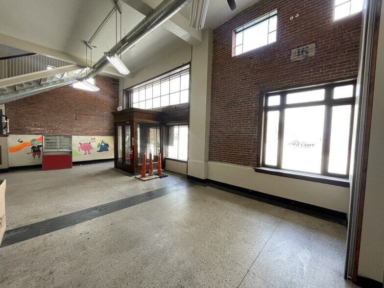 More Photos Of 418 S Tucker Blvd, Saint Louis Self Storage For Lease