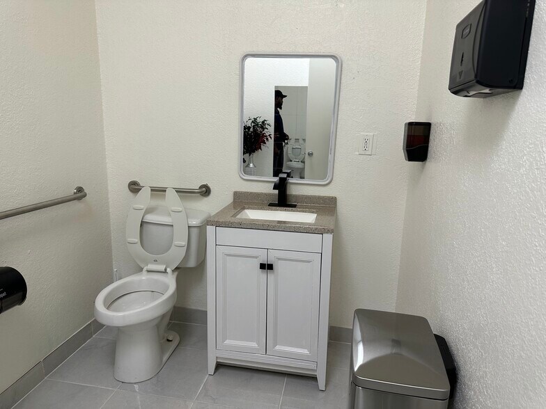 More Photos Of 5747-5757 Samuell Blvd, Dallas Unknown For Lease