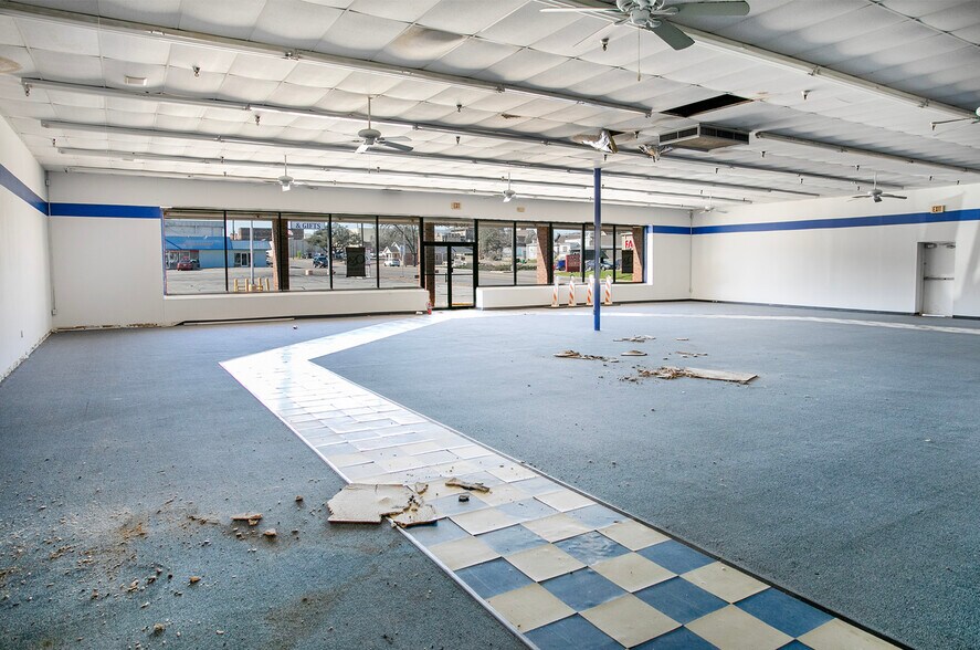 More Photos Of 315-330 E Spring St, Palestine Unknown For Lease