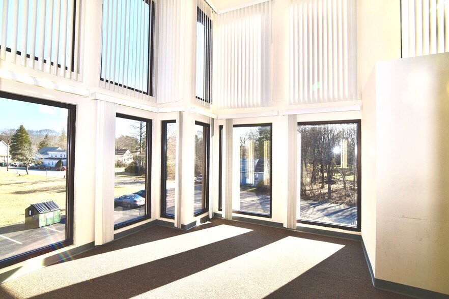 More Photos Of 169 N Franklin St, Holbrook Medical For Lease