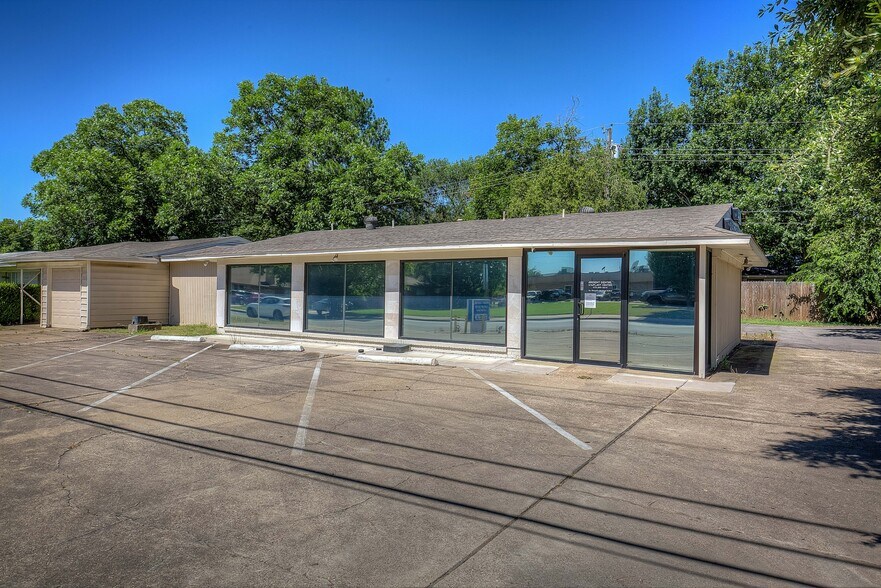 Primary Photo Of 737 Irby Ln, Irving Medical For Sale