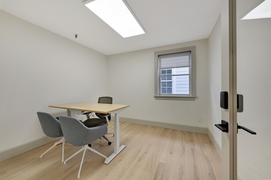 More Photos Of 55 Newtown Ln, East Hampton Storefront Retail Residential For Lease