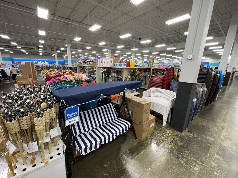 More Photos Of 4665-4749 66th St N, Saint Petersburg Unknown For Lease