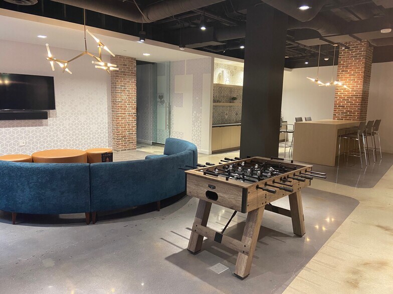 More Photos Of 617 W 7th St, Los Angeles Office For Lease