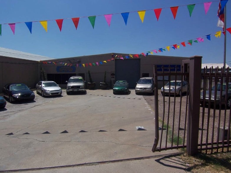 More Photos Of 11603-11607 Denton Dr, Dallas Showroom For Sale