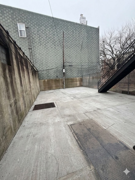 More Photos Of 208 Irving Ave, Brooklyn Apartments For Lease