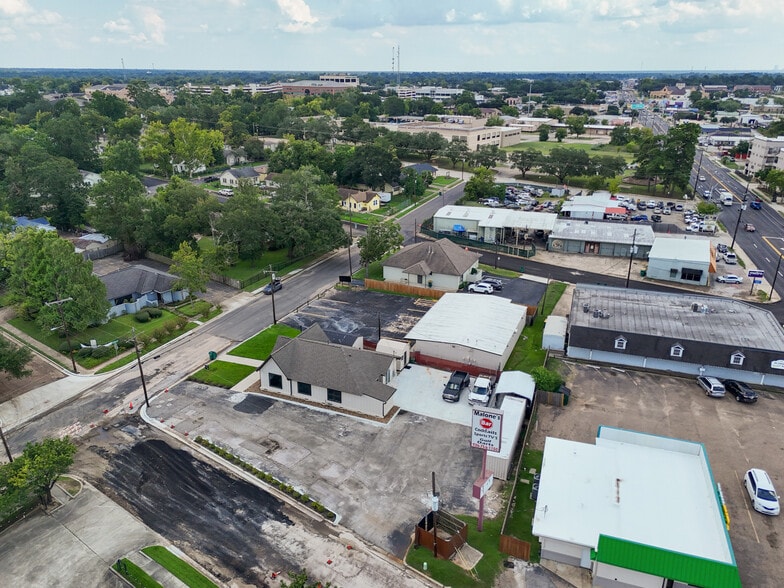 More Photos Of 909 Houston St, Conroe Freestanding For Sale