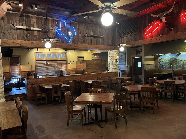 More Photos Of 4700 W Locust St, Rogers Restaurant For Lease