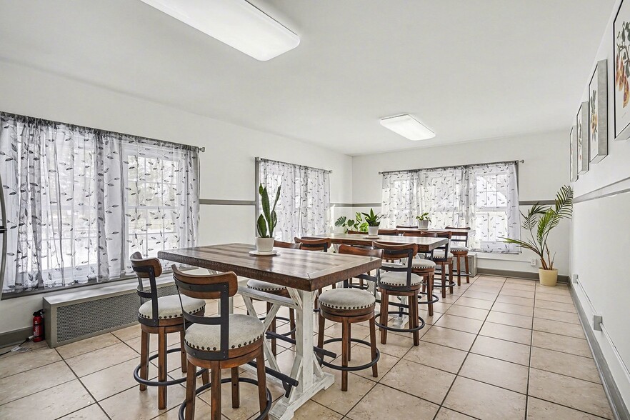 More Photos Of 302 N Trumbull St, Bay City Hotel For Sale
