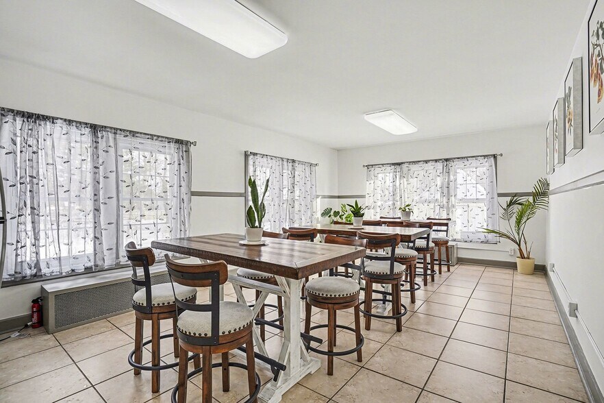 More Photos Of 302 Tuscola Rd, Bay City Hospitality For Sale