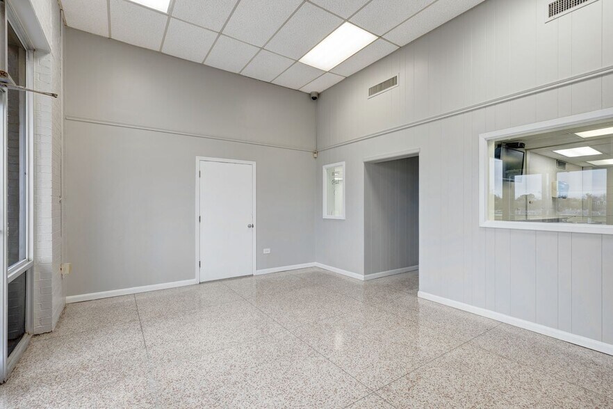 More Photos Of 403 W Admiral Doyle Dr, New Iberia Distribution For Lease