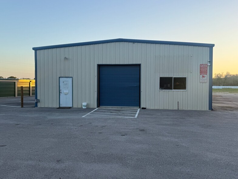 More Photos Of 701 Eagle Creek Dr, Floresville Specialty For Lease