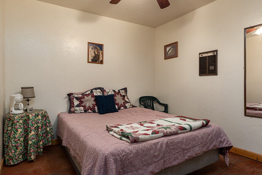 More Photos Of 2040 Long Rd Cyn, Kanab Freestanding For Sale