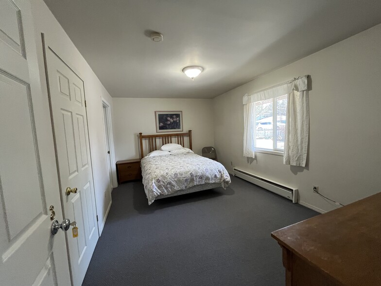 More Photos Of 1004 S Nordic Dr, Petersburg Hotel For Sale