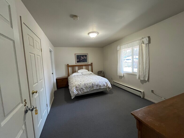 More Photos Of 1004 S Nordic Dr, Petersburg Hotel For Sale