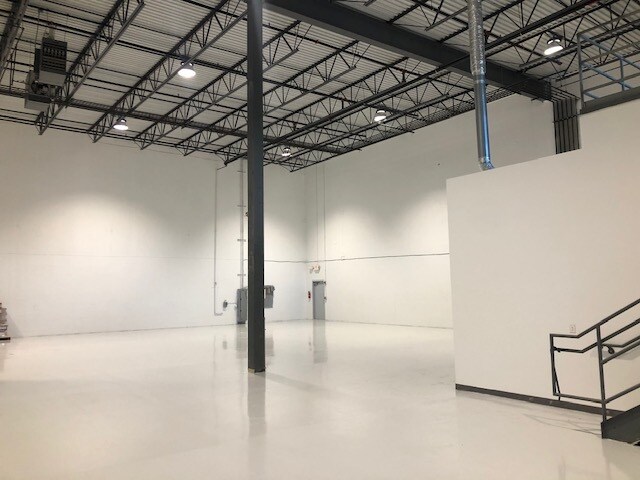 More Photos Of 340 Marshall Ave, Aurora Warehouse For Sale