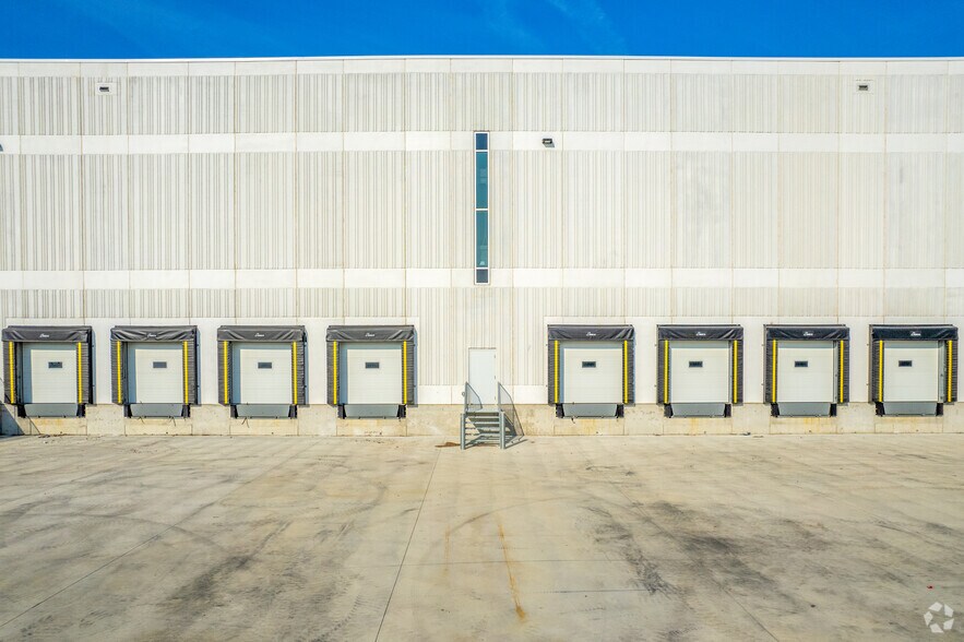 More Photos Of 121 Thirtieth St, Toronto Industrial For Lease