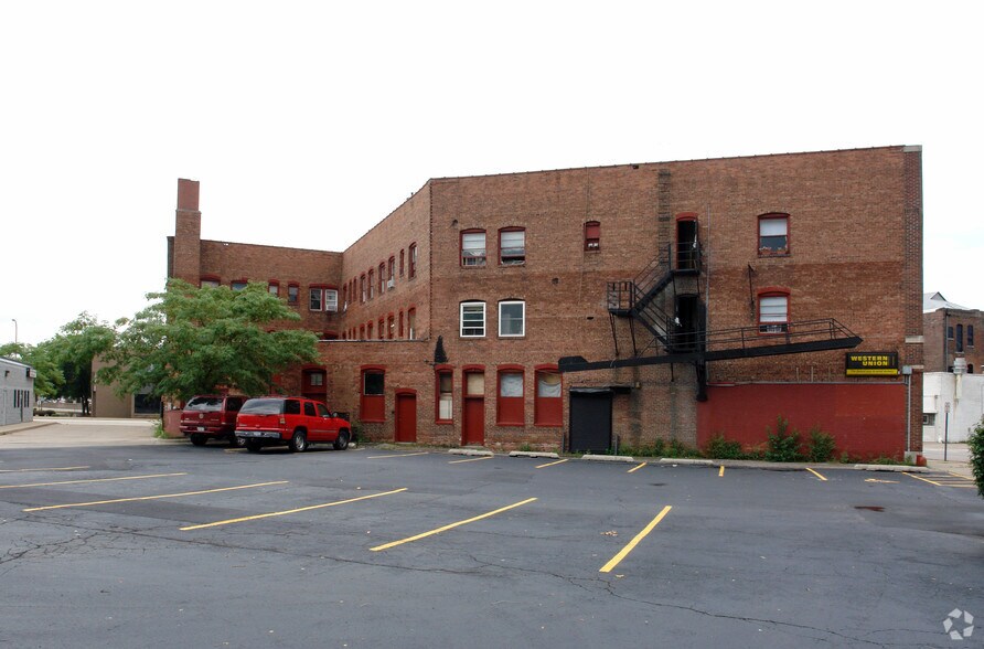 More Photos Of 701 Main St, Peoria Apartments For Lease