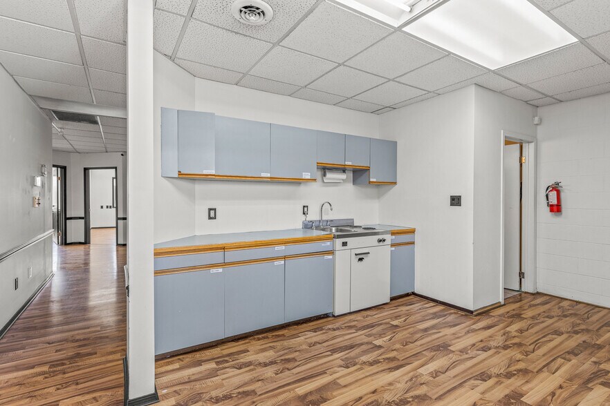 More Photos Of 454 Leon Ave, Kelowna General Retail For Lease