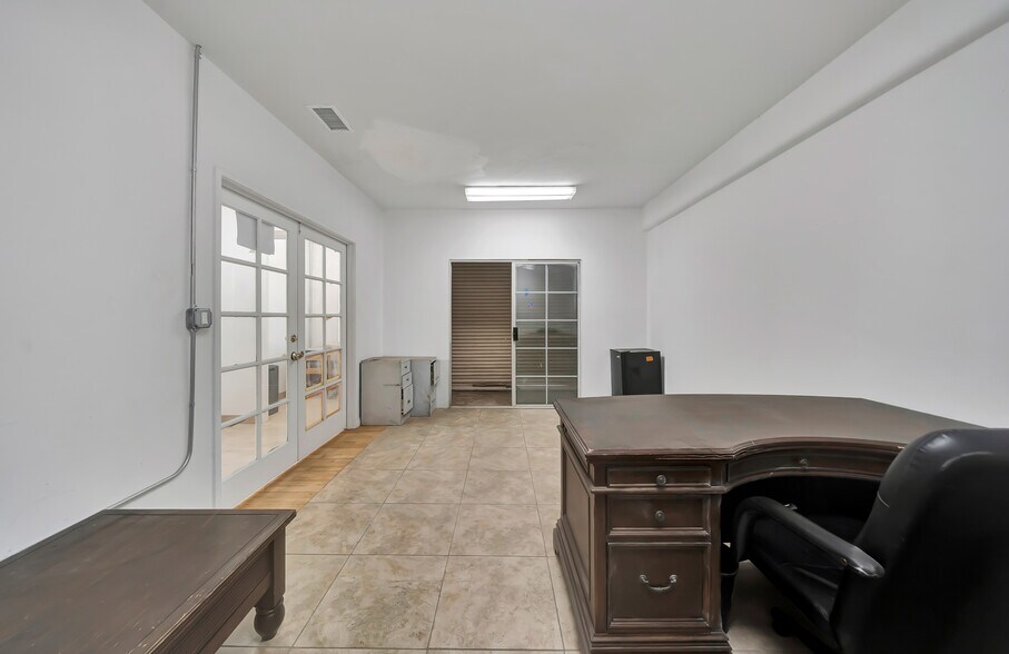 More Photos Of 830 S Main St, Santa Ana Freestanding For Sale