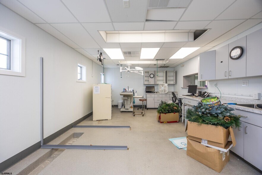 More Photos Of 535 Maple Ave, Linwood Veterinarian Kennel For Lease