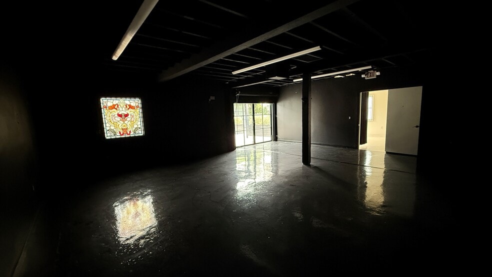 More Photos Of 3717 W Jefferson Blvd, Los Angeles Showroom For Lease