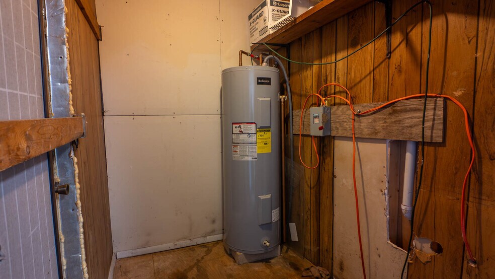 More Photos Of 105 E Couch St, Alton General Retail For Sale