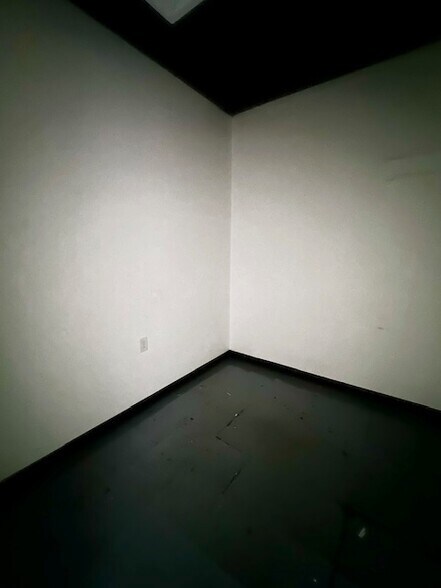 More Photos Of 1001 S Broadway, Los Angeles Storefront For Lease