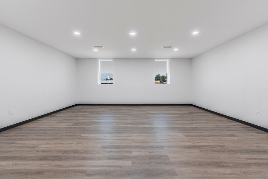 More Photos Of 10401 Fm 1902, Crowley Showroom For Sale