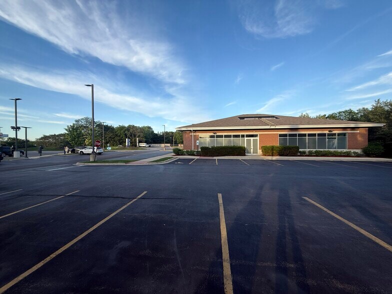 More Photos Of 900 S Milwaukee Ave, Vernon Hills Freestanding For Lease
