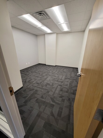 More Photos Of 261 N 4th St, Springfield Flex For Lease