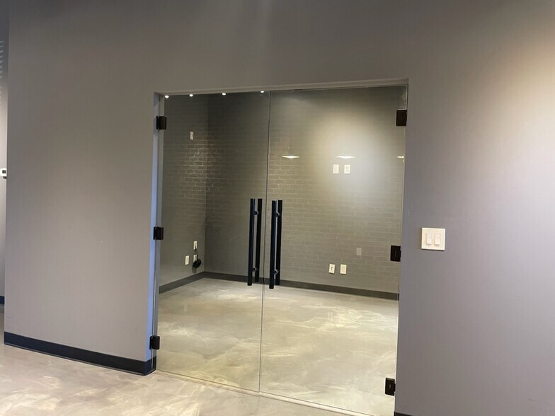 More Photos Of 2231 NW Broad St, Murfreesboro Showroom For Lease