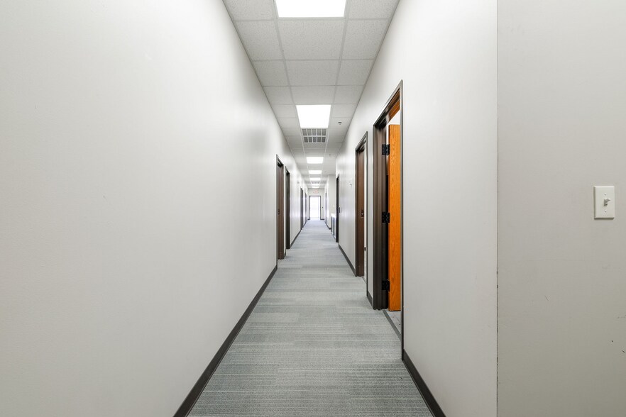 More Photos Of 5460 Main St, Del City Flex For Lease