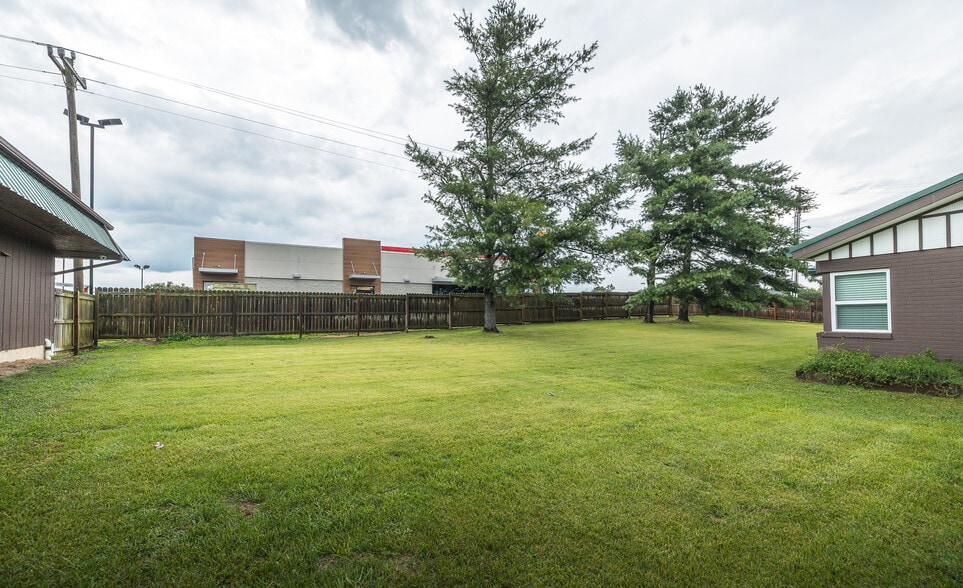 More Photos Of 905 W Scenic Rivers Blvd, Salem Flex For Sale