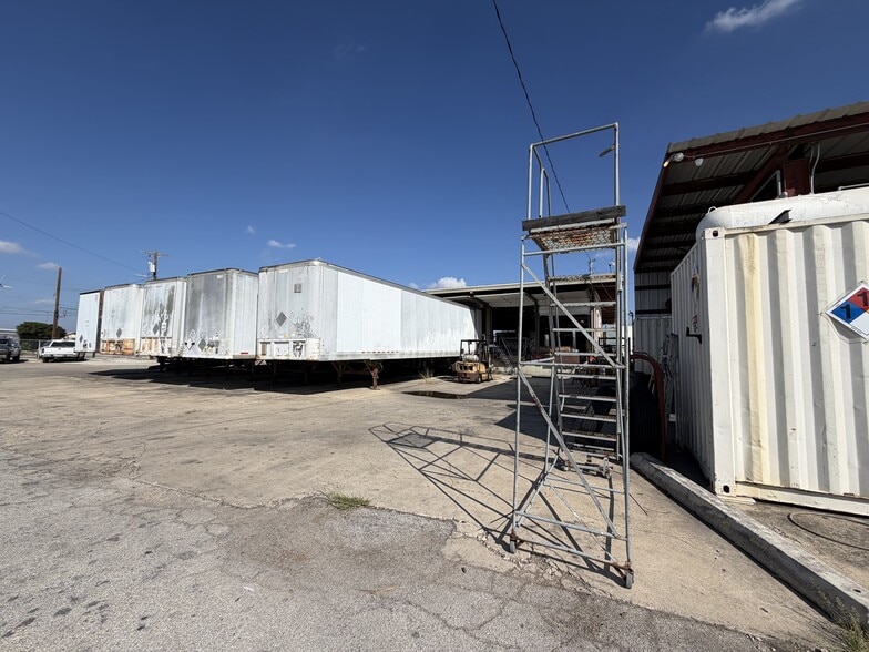 More Photos Of 2026 W Malone Ave, San Antonio Warehouse For Sale