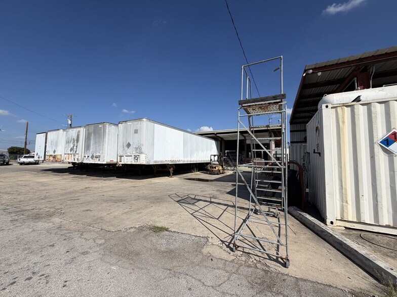More Photos Of 2026 W Malone Ave, San Antonio Warehouse For Lease
