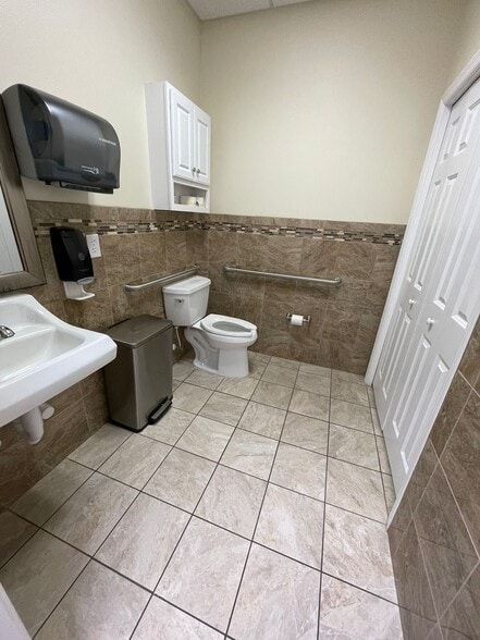 More Photos Of 3306 Waterfield Rd, Lakeland Warehouse For Lease