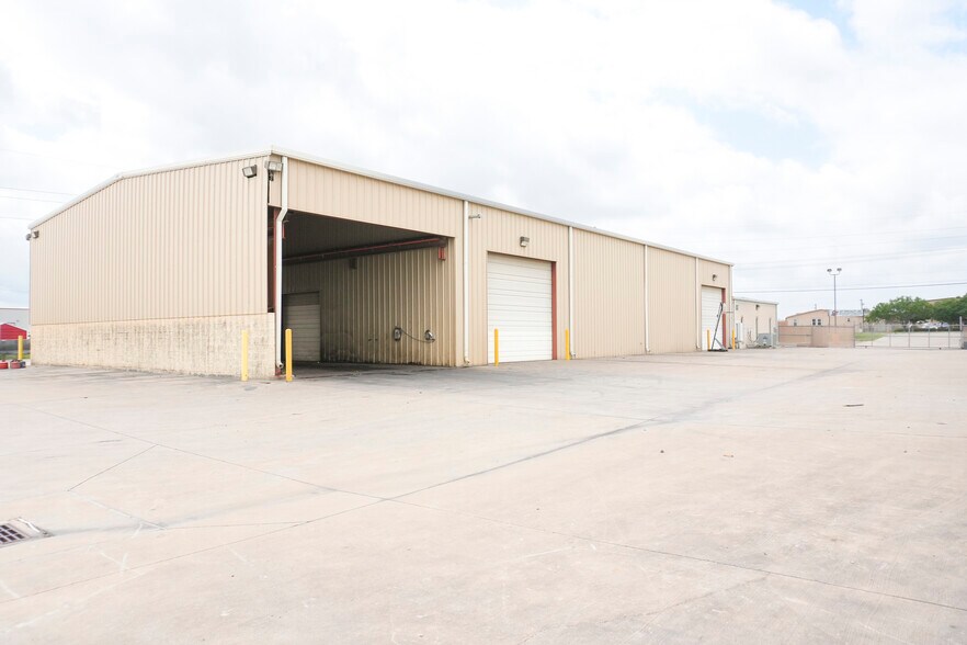 More Photos Of 6944 Leopard St, Corpus Christi Warehouse For Sale