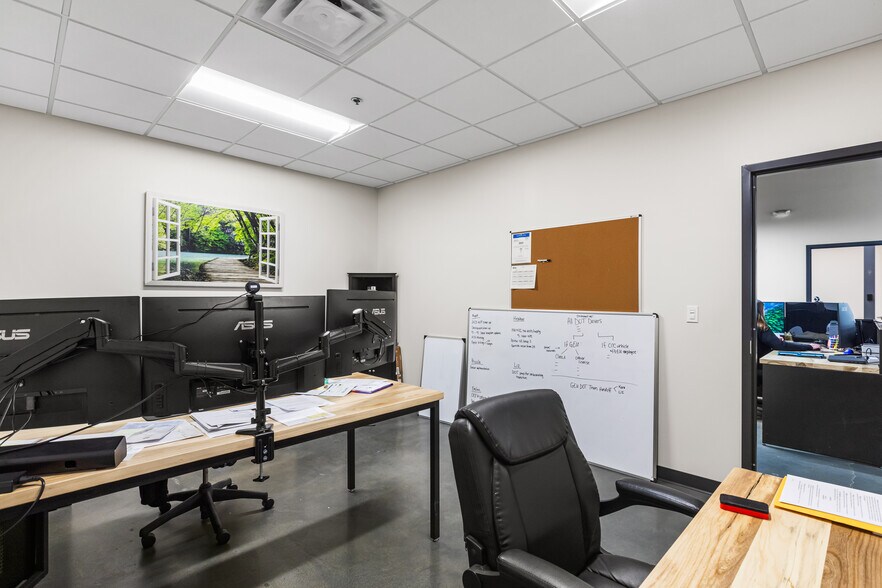 More Photos Of 1215 W 12th St, Kansas City Flex For Lease