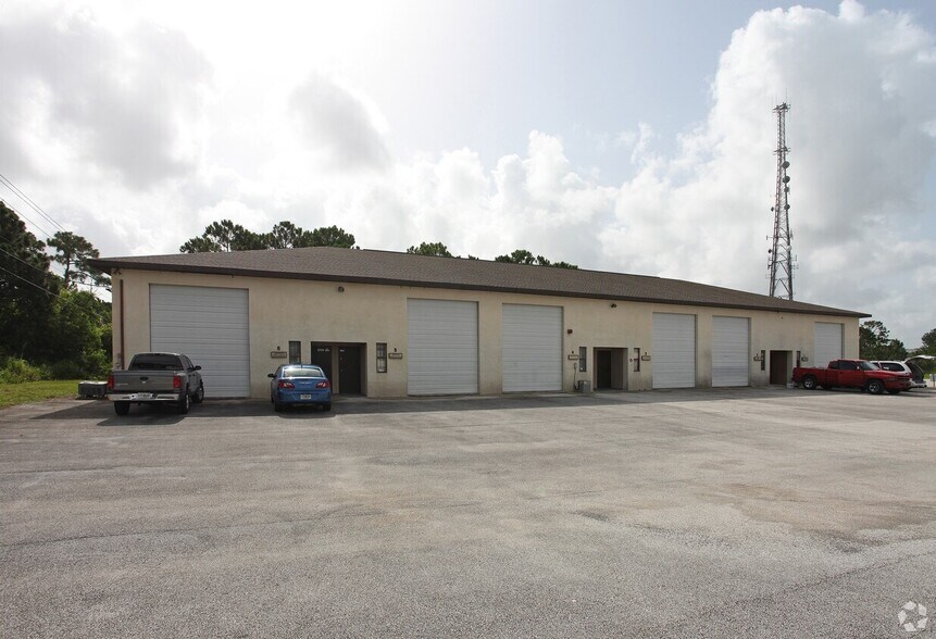 More Photos Of 1053 SE Holbrook Ct, Port Saint Lucie Warehouse For Lease