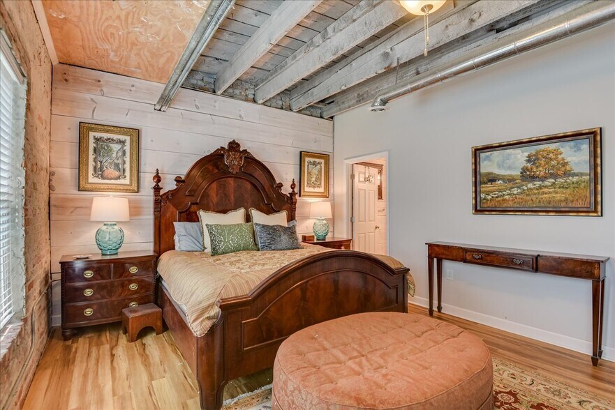 More Photos Of 114 W 6th St, Waynesboro Showroom For Sale
